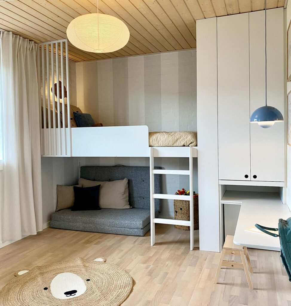 Rispapirlampe i 50 cm hængende i børneværelse som loftslampe fra Pachia