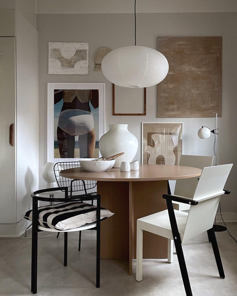 Rispapirlampe i 60 cm oval hængende over rundt spisebord i moderne stil