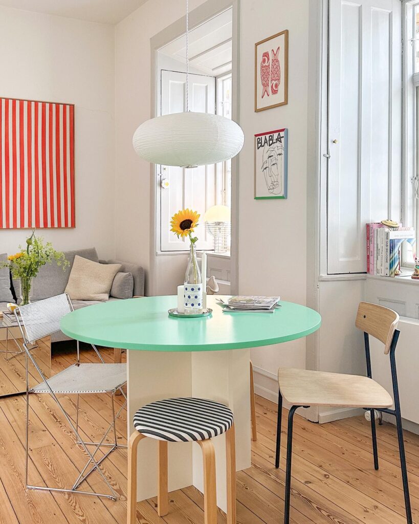 Premium oval 50 cm rispapirlampe over spisebord i en farverig stue fra pachia