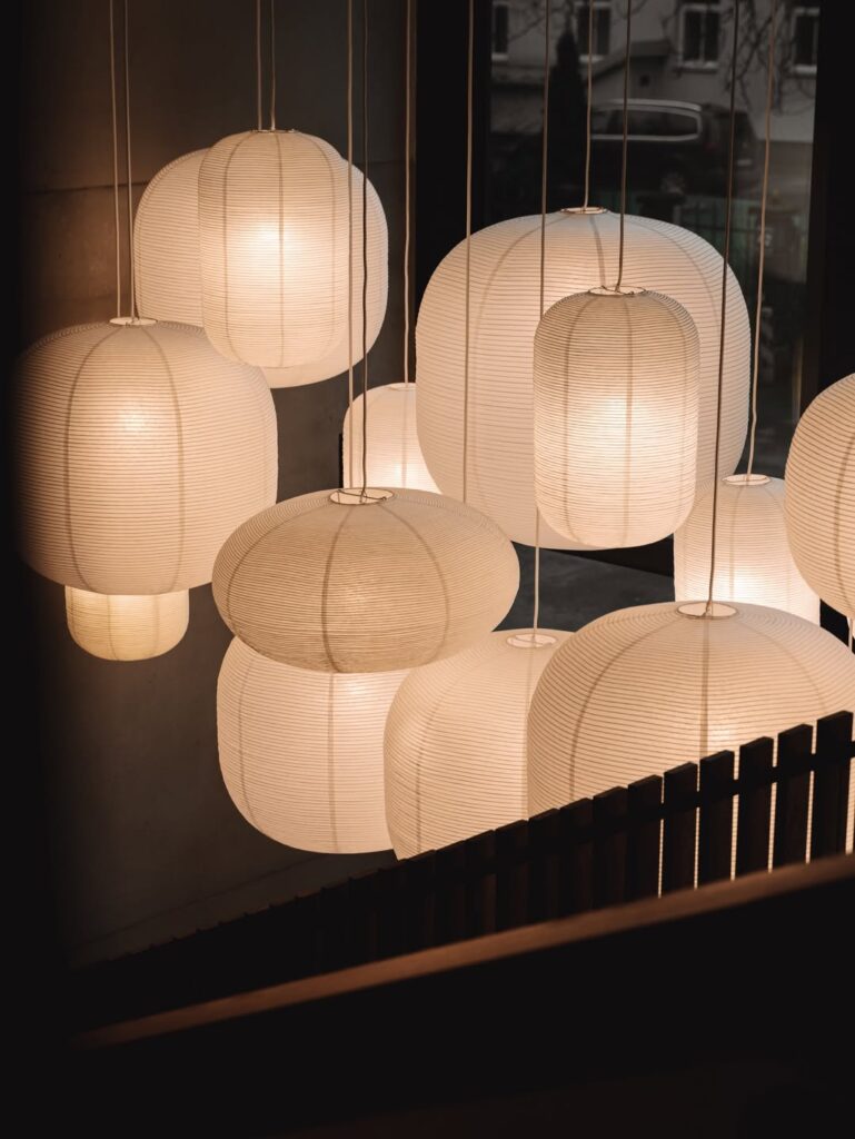 Smukke rispapirlamper i forskellige faconer - lysende rispapirlamper